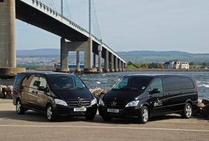 twee bestelwagens geparkeerd naast elkaar voor een brug bij Redcliffe Hotel in Inverness