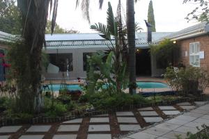 a house with a swimming pool in a yard at The Golden Grape B&B in Lutzville
