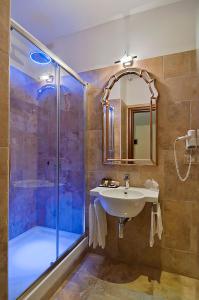 y baño con lavabo y ducha. en Hotel Le Clarisse al Pantheon, en Roma