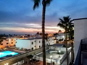 - une vue sur un bâtiment doté d'une piscine et de palmiers dans l'établissement Aguazul, à Puerto del Carmen