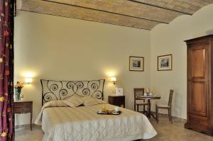 sypialnia z łóżkiem, stołem i krzesłami w obiekcie Hotel Le Clarisse al Pantheon w Rzymie