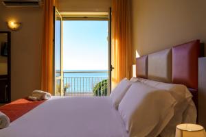 Letto o letti in una camera di Hotel Tirreno