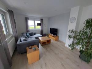 a living room with a couch and a tv at Ferienwohnung Königsquelle in Bad Wildungen