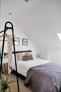 Postel nebo postele na pokoji v ubytování Finest Retreats - Tolcarne Stay - Luxury Newquay Apartment