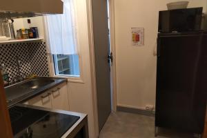 Kuchyň nebo kuchyňský kout v ubytování Espace Beléverte Bussière 1 Tamaris appartement meublé de 2 chambres