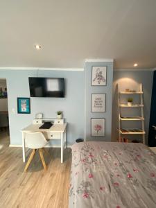 a bedroom with a bed and a desk and a computer at Ferienwohnung Familie Seuferle in Schweigen-Rechtenbach