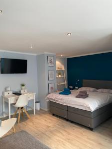 een slaapkamer met een groot bed met een blauwe muur bij Ferienwohnung Familie Seuferle in Schweigen-Rechtenbach