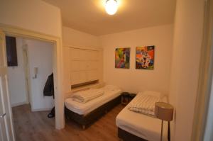 Pokój z 2 łóżkami i oknem w obiekcie Fraai appartement direct aan zee op toplocatie. w mieście Vlissingen