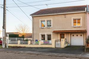 une maison avec une clôture devant elle dans l'établissement Flopre chambre d'hote, à Flocourt