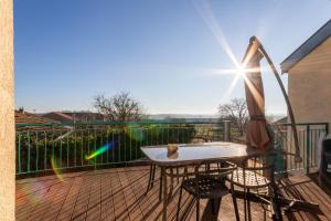 balcón con mesa y sillas en la terraza en Flopre chambre d'hote, en Flocourt