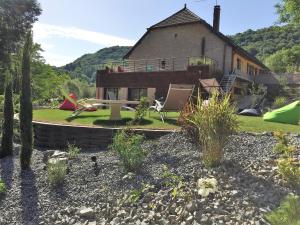 una casa grande con un patio con una casa en Domaine et chambres d'Hôtes des Fées, en Pretin