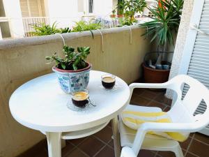 uma pequena mesa com duas chávenas de café na varanda em Captains Jack Home em Sitges