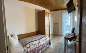 Ένα ή περισσότερα κρεβάτια σε δωμάτιο στο Hotel Löwen