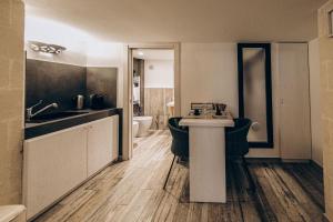 A kitchen or kitchenette at Le Suite Bed