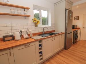 A kitchen or kitchenette at Forest Retreat, 7 South Green