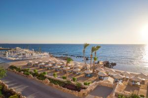 ein Luftblick auf ein Resort mit Sonnenschirmen und dem Meer in der Unterkunft Pickalbatros Citadel Resort Sahl Hasheesh in Hurghada