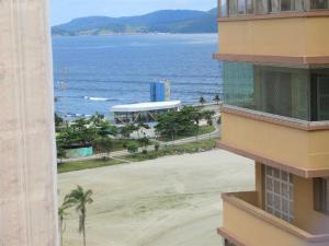 uma vista para o oceano a partir de um edifício em Real Pé na Areia - José Menino/ Santos em Santos