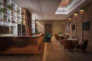 Uma área de estar em Paramount Hotel Midtown
