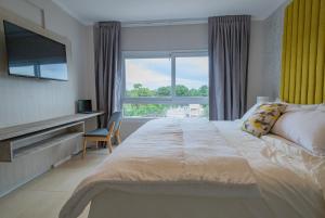 Katil atau katil-katil dalam bilik di Garden Suites Pinamar +83 gambar