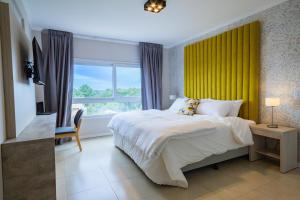 ピナマールにあるGarden Suites Pinamarのベッドルーム1室(大型ベッド1台付)が備わります。