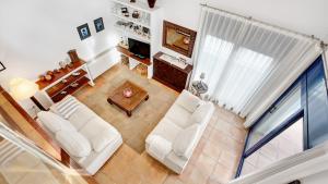 une vue aérienne d'un salon avec des meubles blancs dans l'établissement 1Kim01 - Llafranc, à Llafranc