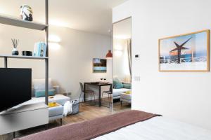 una camera con letto e un soggiorno di CO99 Art Building Residence a Milano