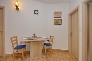 Fotografia z galérie ubytovania Apartment in Pisak with sea view, loggia, air conditioning, WiFi 153-28 v Pisaku