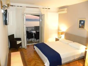 Posteľ alebo postele v izbe v ubytovaní Apartment in Pisak with sea view, loggia, air conditioning, WiFi 153-28