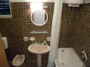 Kúpeľňa v ubytovaní Apartment in Pisak with sea view, loggia, air conditioning, WiFi 153-28