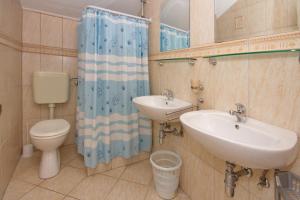 Kúpeľňa v ubytovaní Apartment in Pisak with sea view, terrace, air conditioning, WiFi 153-32
