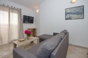 Televízia a/alebo spoločenská miestnosť v ubytovaní Studio apartment in Pisak with sea view, terrace, air conditioning, WiFi 153-30