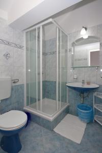 Kúpeľňa v ubytovaní Studio apartment in Pisak with sea view, terrace, air conditioning, WiFi 153-30