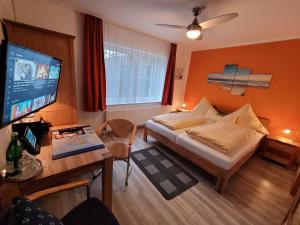 TV a/nebo společenská místnost v ubytování Naturwert Hotel Garni Ursula