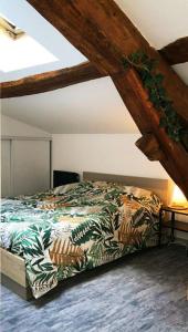 - une chambre avec un lit dans une pièce dotée de poutres apparentes dans l'établissement STUDIO LE NID, à Valence