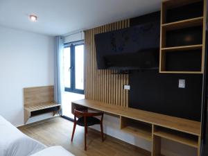 TV a/nebo společenská místnost v ubytování Platero Hotel