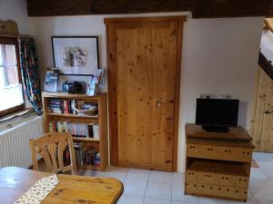 TV a/nebo společenská místnost v ubytování Ferienhaus FRIEDLHOF