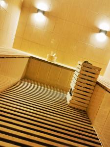 溫科夫齊的住宿－STUDIO APARTMAN BAROSSA，空的楼梯,房间里有长凳