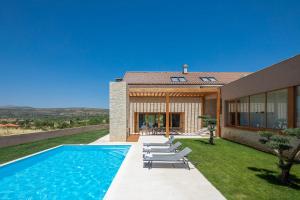 Bazén v ubytovaní Luxury Villa Silence with Heated Pool alebo v jeho blízkosti