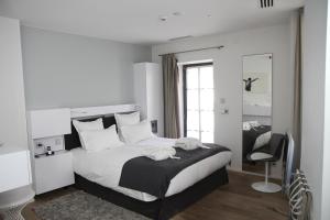 Letto o letti in una camera di Hôtel Quatorze