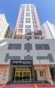 The M Suite في الجفير: مبنى طويل مع علامة mr suite أمامه
