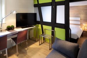 TV a/nebo společenská místnost v ubytování Hotel Le Colombier Suites