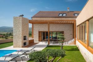 Bazén v ubytovaní Luxury Villa Silence with Heated Pool alebo v jeho blízkosti