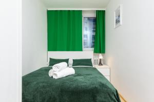 Кровать или кровати в номере Apartments Warsaw Żelazna by Renters