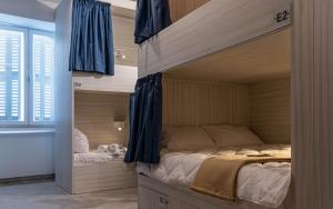 Llit o llits en una habitació de The Rose Hostel