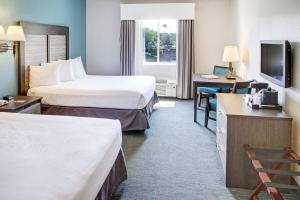 En eller flere senge i et værelse på Exploria Express by Exploria Resorts