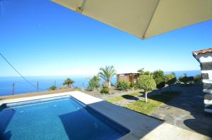 a swimming pool with a view of the ocean at Sol y Mar in Tijarafe