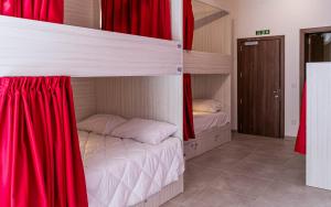 Llit o llits en una habitació de The Rose Hostel