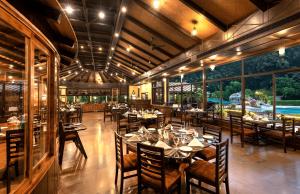 Restaurace v ubytování Aahana Resort - Jim Corbett