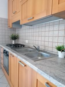 kuchnia ze zlewem i kuchenką w obiekcie Appartamenti OIKOS con Vista Mare e Wi-Fi w mieście Castelsardo