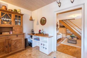 cocina con armarios de madera y encimera en Uriges Landhäuschen en Siegsdorf